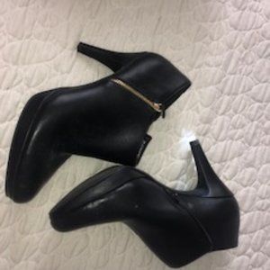 Liz Clairborne -Black Medium Heel Bootie